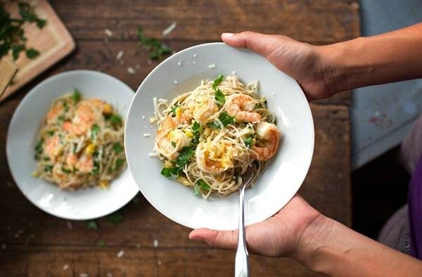 Shrimp scampi in two bowls.