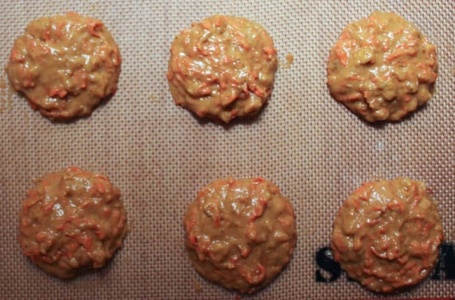 Carrot-cake-whoopie-pies-with-maple-cream-cheese-frosting-step-8