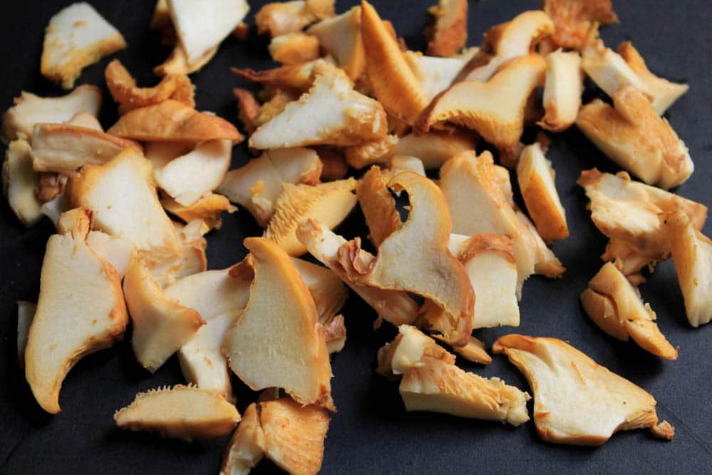 grilled-pita-pizzas-with-prosciutto-chanterelles-arugula-and-a-fried-egg-step-1-2