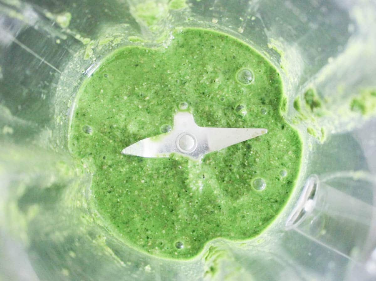 Vegan-Berry-Green-Smoothie-Bowls-with-fruit-and-granola-step-1