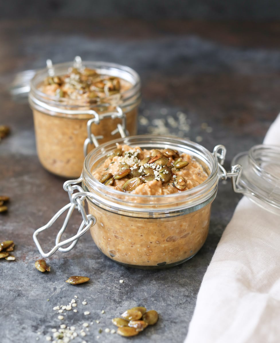 vegan-pumpkin-spice-latte-overnight-oats-with-maple-pepitas